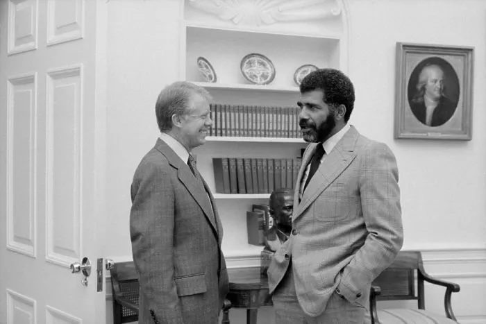 Framed Print : CBS reporter Ed Bradley 1941-2006 interviewing President Jimmy Carter at the White house Framed Print : CBS reporter Ed Bradley 1941-2006 interviewing President Jimmy Carter at the White house