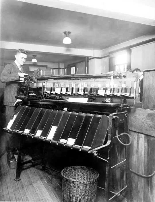 Framed Print : A US Census worker oversees the automatic card sorting machine used for recording census information in 1915 Framed Print : A US Census worker oversees the automatic card sorting machine used for recording census information in 1915