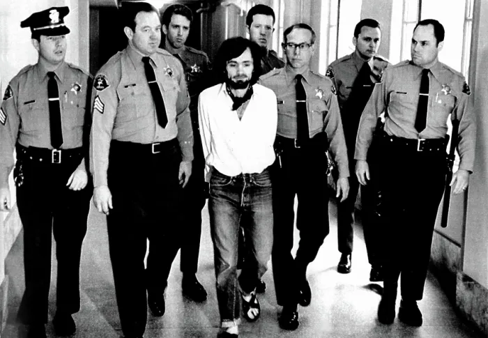 Framed Print : Charles Manson, 1971, being led away in handcuffs after being found guilty of murder. Courtesy: CSU Archives  /  Everett Collection