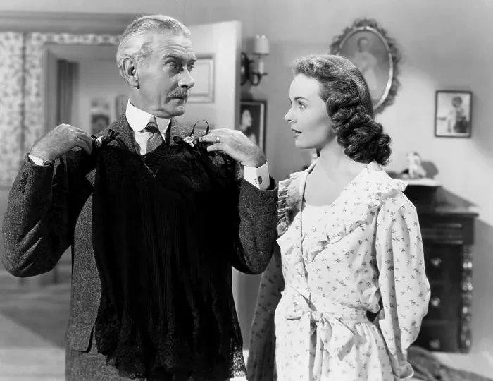 Framed Print : CHEAPER BY THE DOZEN, from left, Clifton Webb, Jeanne Crain, 1950, TM and copyright 20th Century Fox Film Corp. All rights reserved / Courtesy: Everett Collection