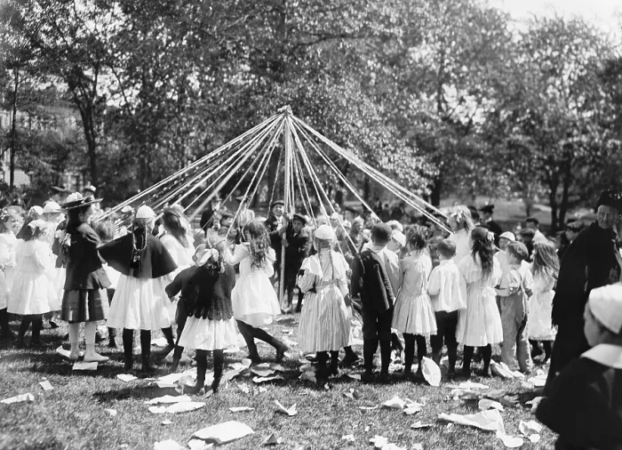 Framed Print : Children dancing around a Maypole, Central Park, New York City, 1905