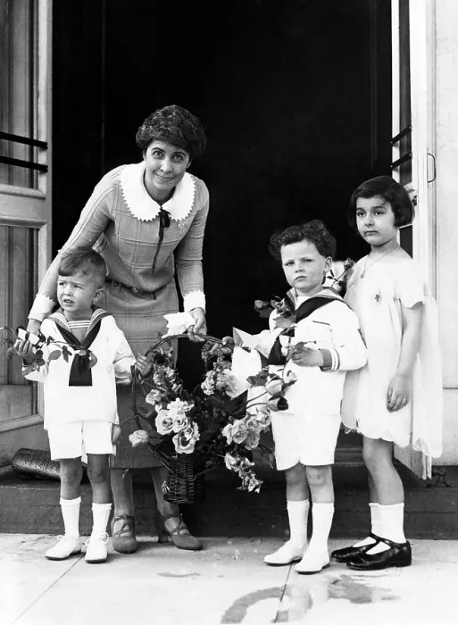 Framed Print : Children give First Lady Grace Coolidge a basket of flowers, 1925. Courtesy: CSU Archives / Everett Collection Framed Print : Children give First Lady Grace Coolidge a basket of flowers, 1925. Courtesy: CSU Archives / Everett Collection