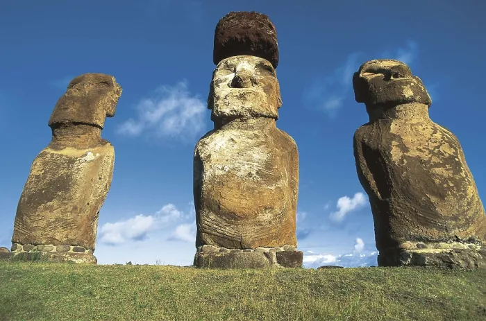 Framed Print : CHILE. VALPARAISO. Ahu Tongariki. Easter Island. Rapa Nui National Park. Moais. AISA / Everett Collection**US SALES ONLY** Framed Print : CHILE. VALPARAISO. Ahu Tongariki. Easter Island. Rapa Nui National Park. Moais. AISA / Everett Collection**US SALES ONLY**