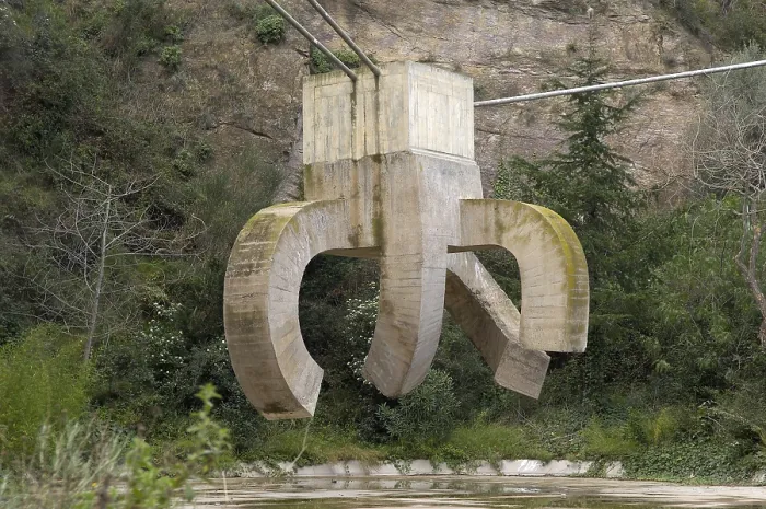 Framed Print : CHILLIDA, Eduardo (1924-2002). Eulogy to Water. 1986. SPAIN. Barcelona. Creueta del Coll Park. Sculpture. AISA / Everett Collection - Image has fine art copyright