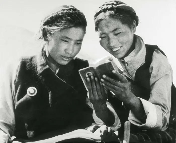 Framed Print : China. Cultural Revolution (1966-1967). Women reading Mao's 'Red Book'. AISA / Everett Collection**US SALES ONLY**