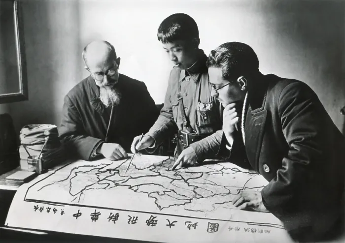 Framed Print : Chinese army officer and two missionaries plot the advance of Communist forces