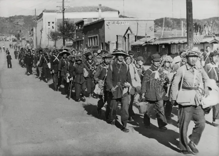 Framed Print : Chinese Civil War 1946-1949. Chinese students evacuate the city during the Battle of Kalgan, October 10-20, 1946