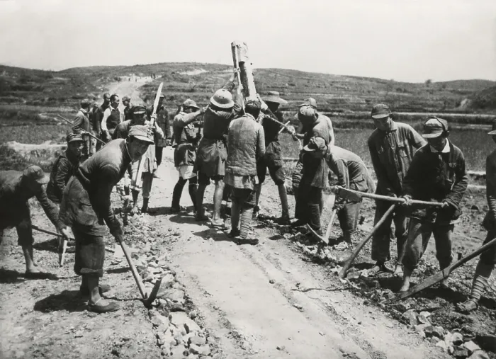 Framed Print : Chinese Civil War 1946-1949. Volunteers from the Communist Chinese Army constructing a road Framed Print : Chinese Civil War 1946-1949. Volunteers from the Communist Chinese Army constructing a road