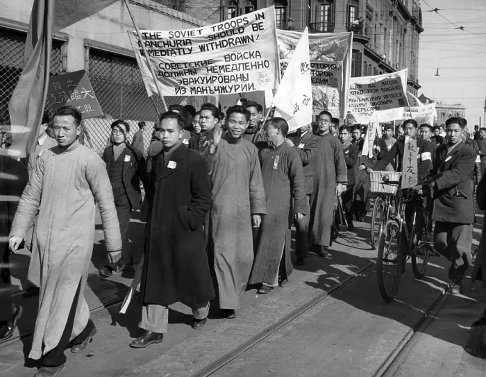 Framed Print : Chinese students protest against the slow withdrawal of Soviet troops from Manchuria. 3 / 15 / 46 Courtesy: CSU Archives / Everett Collection