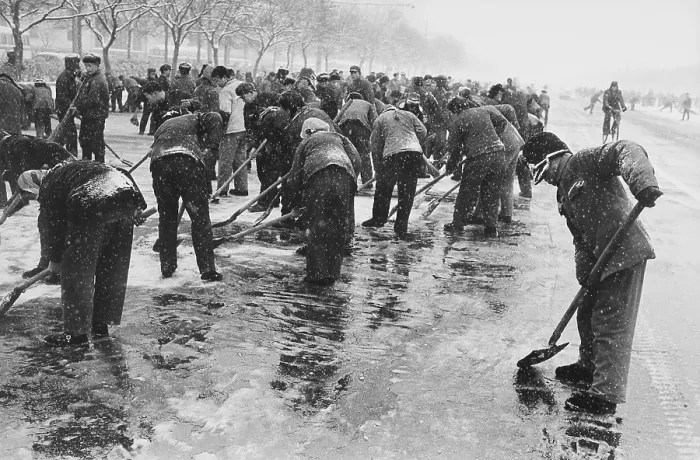 Framed Print : Chinese workers clear snow and ice from Beijing streets with shovels during Nixon's trip to China. Feb. 21-26 1972 Framed Print : Chinese workers clear snow and ice from Beijing streets with shovels during Nixon's trip to China. Feb. 21-26 1972