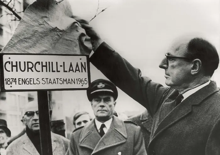 Framed Print : Churchill, Sir Winston Leonard Spencer (1874-1965). The Ambassador Peter Garren unveils the plaque with the street name in memory of Winston Churchill at Haarlem