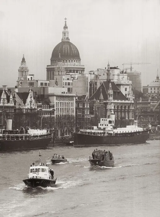 Framed Print : Churchill, Sir Winston Leonard Spencer (1874-1965). The coffin of Winton Churchill is transported through the Thames in the ship 'havengore' to Waterloo Station