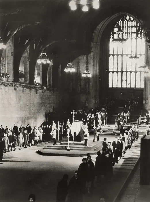 Framed Print : Churchill, Sir Winston Leonard Spencer (1874-1965). The British people pass before Winston Churchill's coffin in the Westminster cathedral on the 27th January 1965 Framed Print : Churchill, Sir Winston Leonard Spencer (1874-1965). The British people pass before Winston Churchill's coffin in the Westminster cathedral on the 27th January 1965