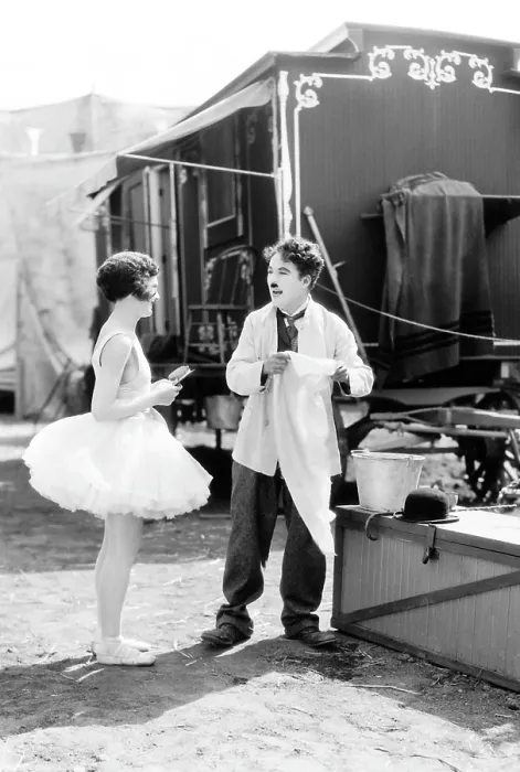 Framed Print : THE CIRCUS, from left: Merna Kennedy, Charlie Chaplin, 1928