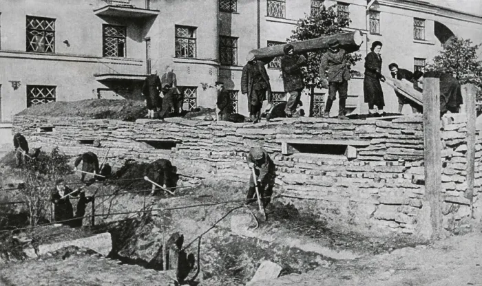 Framed Print : Citizens of Leningrad erecting trenches and shelters against German bombardment. The Soviet (Russia) city was under siege from Sept. 8, 1941 to Jan. 27, 1944 during World War 2