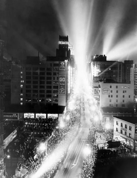 Framed Print : The city of Los Angeles stages a parade to celebrate the first transfer of power from Hoover Dam, 1936. Courtesy: CSU Archives / Everett Collection Framed Print : The city of Los Angeles stages a parade to celebrate the first transfer of power from Hoover Dam, 1936. Courtesy: CSU Archives / Everett Collection