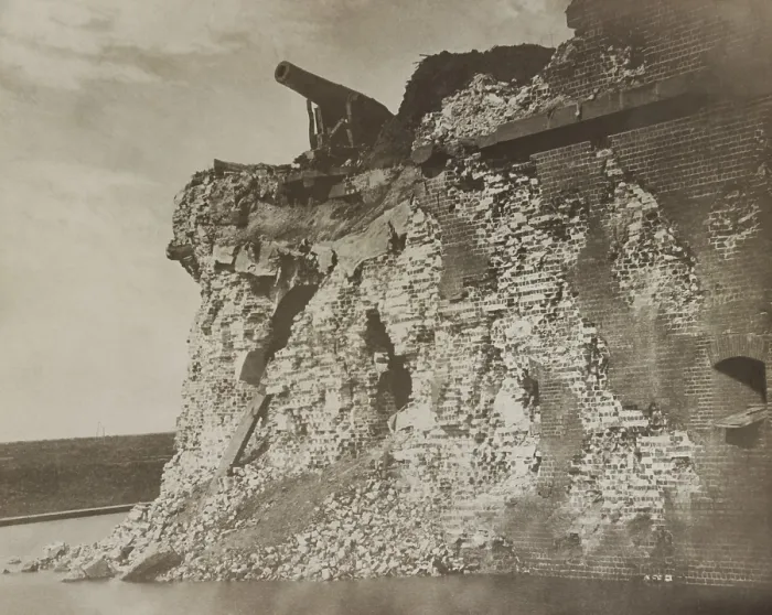 Framed Print : US Civil War. Fort Pulaski was damaged by Union artillery during a 112 day siege directed by Gen. Quincy A. Gillmore Framed Print : US Civil War. Fort Pulaski was damaged by Union artillery during a 112 day siege directed by Gen. Quincy A. Gillmore