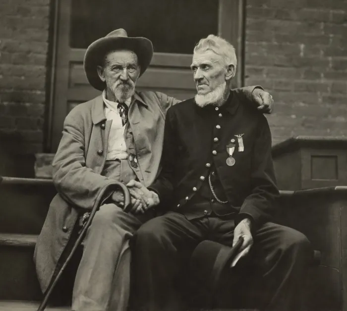 Framed Print : Two Civil War veterans from the opposing sides, shaking hands in 1913