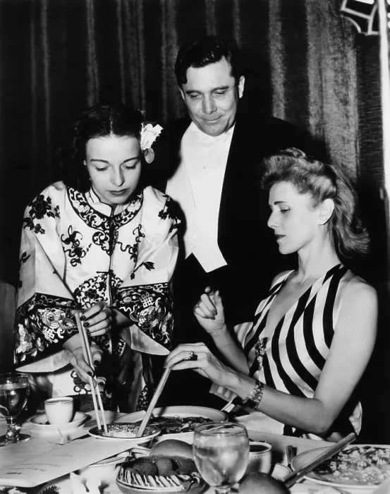 Framed Print : Clare Booth Luce and Wendell Willkie at the writers dinner for United China Relief. March 26, 1941. They take instruction on the use of chopsticks from a costumed debutante Framed Print : Clare Booth Luce and Wendell Willkie at the writers dinner for United China Relief. March 26, 1941. They take instruction on the use of chopsticks from a costumed debutante