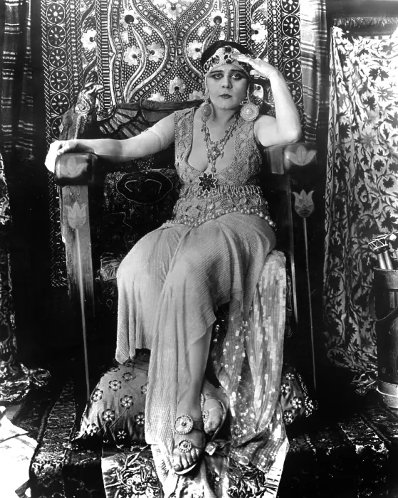 Framed Print : CLEOPATRA, Theda Bara, 1917 Framed Print : CLEOPATRA, Theda Bara, 1917