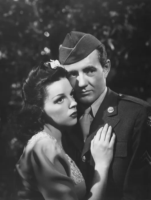 Framed Print : THE CLOCK, from left: Judy Garland, Robert Walker, 1945
