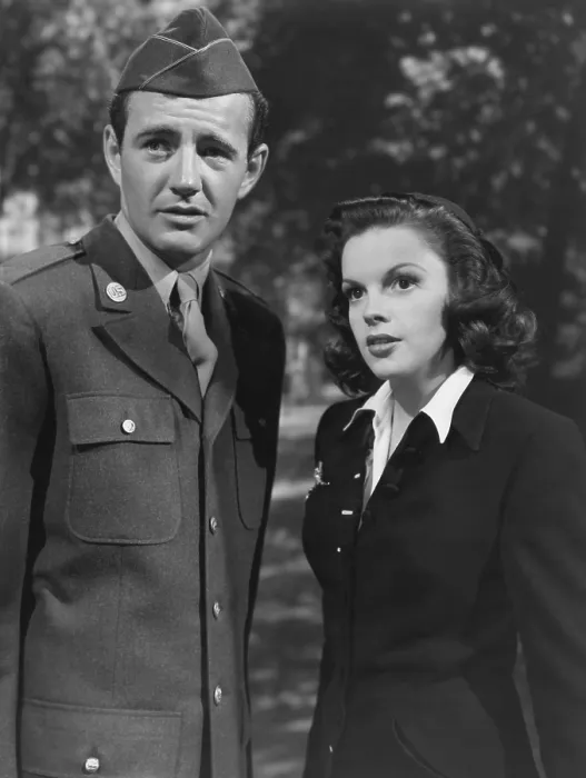 Framed Print : THE CLOCK, from left: Robert Walker, Judy Garland, 1945