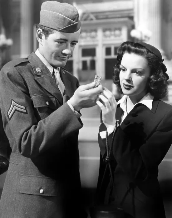 Framed Print : THE CLOCK, Robert Walker, Judy Garland, 1945