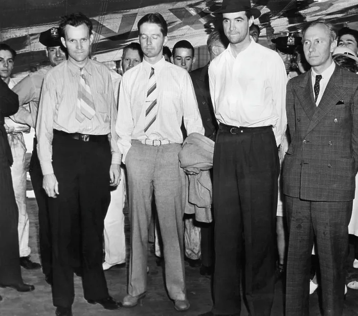 Framed Print : Co-pilot Glenn Odekirk, radio operator Charles Perrine, Howard Hughes and navigator Harry Connor after their record-breaking flight from Los Angeles to New York