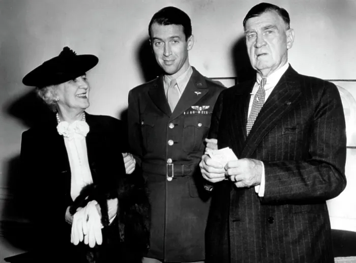 Framed Print : COLONEL JAMES STEWART with his parents, 9 / 1 / 45. Courtesy: CSU Archives  /  Everett Collection