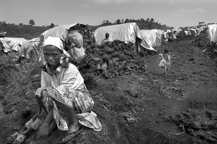Framed Print : CONGO, Democratic Republic of the. NORTH KIVU. Democratic Republic of the Congo (2008). Kivu Conflict. Refugee camp of Mugunga I (20000 people) in the surroundings of Goma Framed Print : CONGO, Democratic Republic of the. NORTH KIVU. Democratic Republic of the Congo (2008). Kivu Conflict. Refugee camp of Mugunga I (20000 people) in the surroundings of Goma
