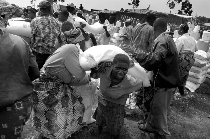 Framed Print : CONGO, Democratic Republic of the. NORTH KIVU. Democratic Republic of the Congo (2008). Kivu Conflict. Refugee camp of Mugunga I (20000 people). Food sharing Framed Print : CONGO, Democratic Republic of the. NORTH KIVU. Democratic Republic of the Congo (2008). Kivu Conflict. Refugee camp of Mugunga I (20000 people). Food sharing