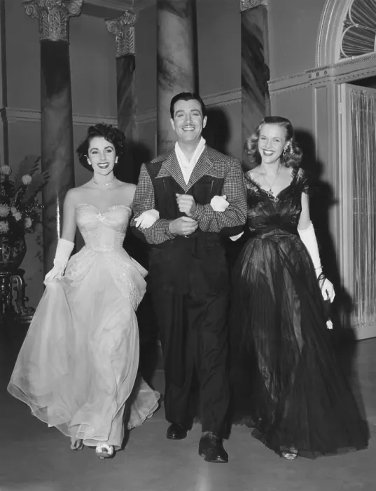 Framed Print : CONSPIRATOR, from left: Elizabeth Taylor, Robert Taylor, Honor Blackman on set, 1949