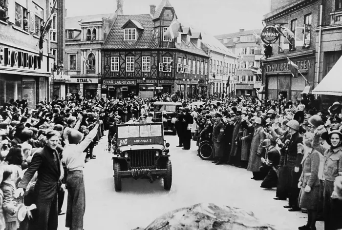 Framed Print : Copenhagen welcoming British liberation troops in May 5, 1945. Denmark was one of the last occupied countries to be freed of Germans at the end of World War 2. (BSLOC_2014_2_176)