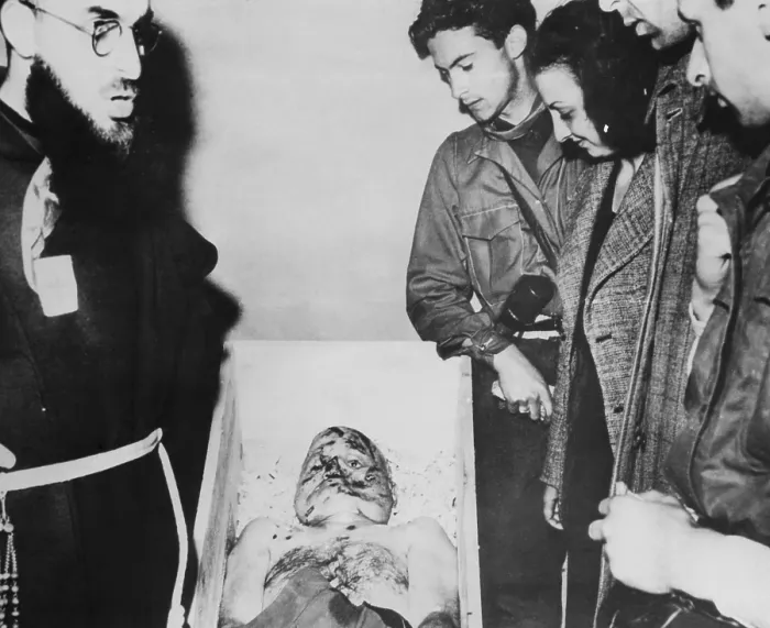 Framed Print : The corpse of Benito Mussolini (center), surrounded by the citizens of Milan. Circa 1945. Courtesy: CSU Archives / Everett Collection Framed Print : The corpse of Benito Mussolini (center), surrounded by the citizens of Milan. Circa 1945. Courtesy: CSU Archives / Everett Collection