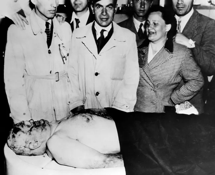 Framed Print : The corpse of Benito Mussolini (front), surrounded by the citizens of Milan. Circa May 6, 1945. Courtesy: CSU Archives / Everett Collection