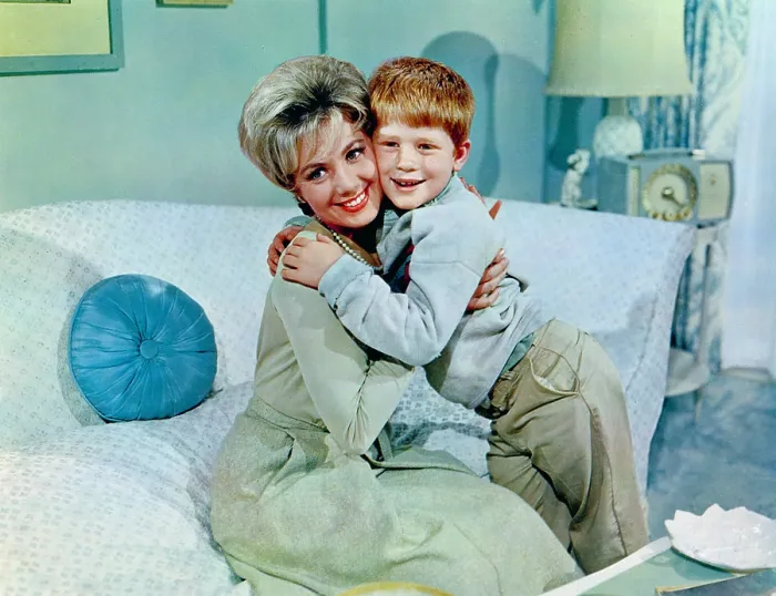 Framed Print : THE COURTSHIP OF EDDIE'S FATHER, Shirley Jones, Ron Howard, 1963 Framed Print : THE COURTSHIP OF EDDIE'S FATHER, Shirley Jones, Ron Howard, 1963