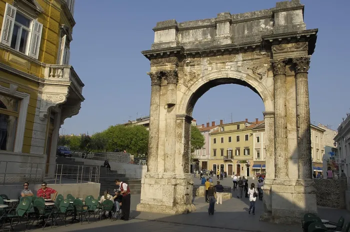 Framed Print : CROATIA. Pula. Triumphal Arch of the Sergi or Golden Gate (29-27 BC), located in Porta Aurea Square. Roman art. Architecture. AISA / Everett Collection**US SALES ONLY**