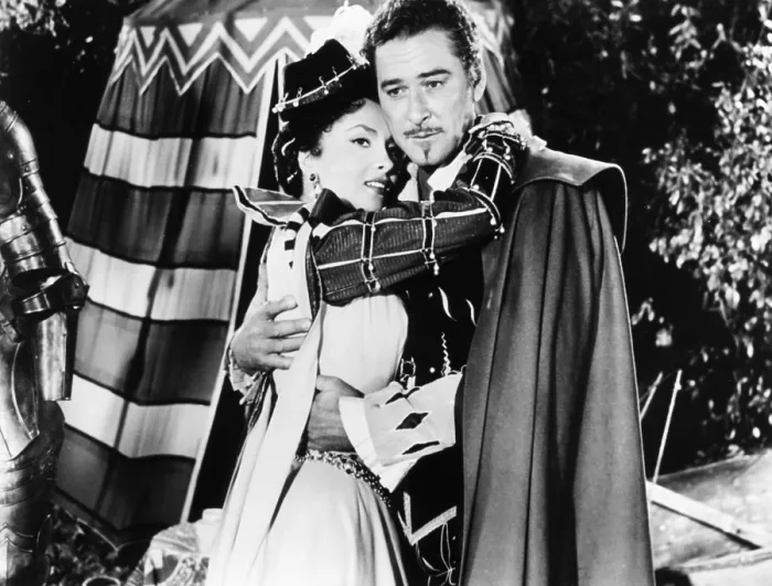 Framed Print : CROSSED SWORDS, (aka IL MAESTRO DI DON GIOVANNI), from left: Gina Lollobrigida, Errol Flynn, 1954