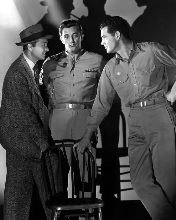 Framed Print : CROSSFIRE, Robert Young, Robert Mitchum, Robert Ryan, 1947