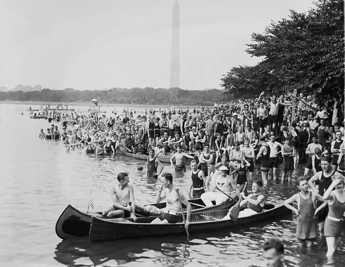 Framed Print : Crowd of bathers enjoy the Canoe Regatta and Water Carnival, Tidal Basin, Washington, D.C. 1924
