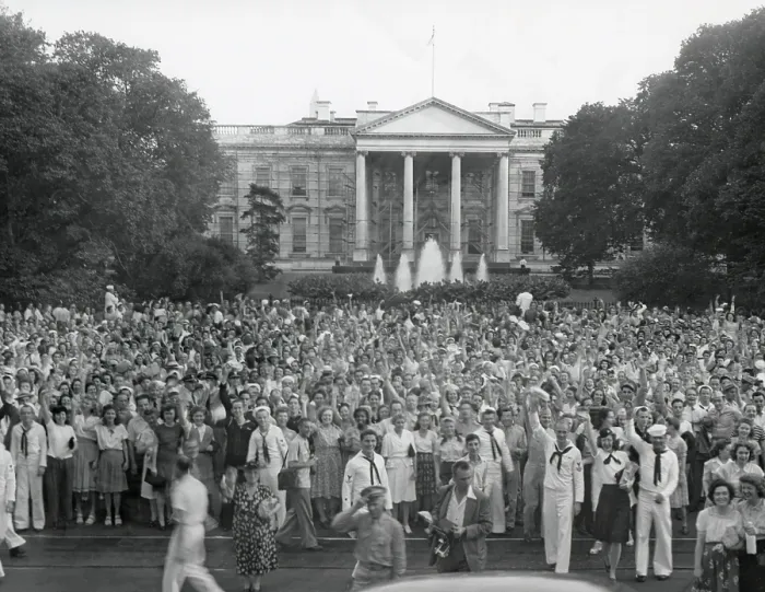Framed Print : Crowd gathered outside the White House after the announcement of Japan's surrender. V-J Day, August 14, 1945. - (BSLOC_2014_15_23)