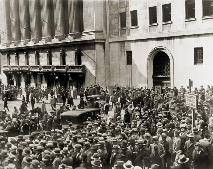 Framed Print : Crowd gathers outside the New York Stock Exchange during the Crash of October 1929 Framed Print : Crowd gathers outside the New York Stock Exchange during the Crash of October 1929