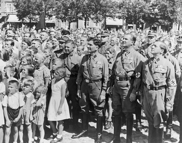 Framed Print : Crowd of Germans adults and children, some dressed in Nazi brown shirt uniforms, in 1938