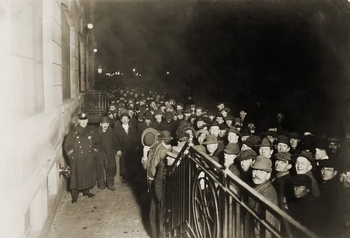 Framed Print : Crowd of men outside the Municipal Lodging House, waiting for the doors to open in January 1914