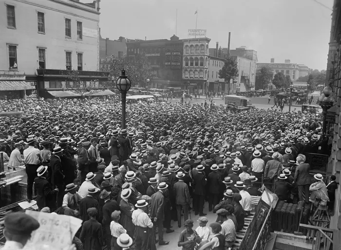 Framed Print : Crowds arriving at the Jack Dempsey-Georges Carpentier fight. Jersey City, July 2, 1921
