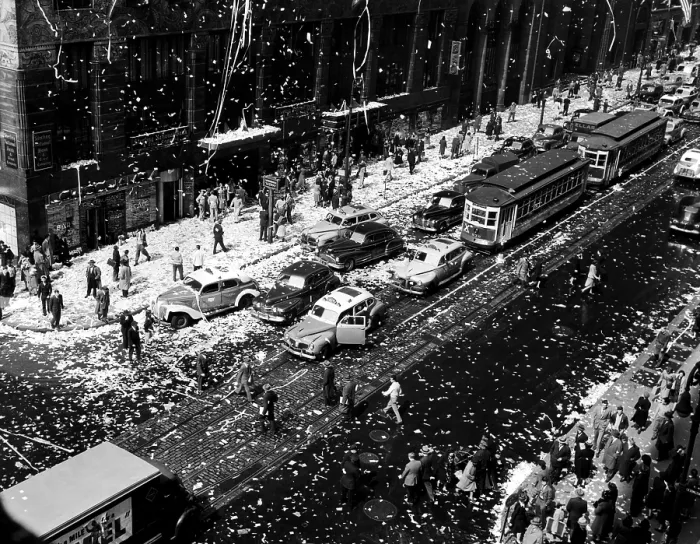 Framed Print : Crowds on the corner of 42nd Street and Lexington Avenue in New York celebrate the end of World War II, 1945.. Courtesy: CSU Archives / Everett Collection Framed Print : Crowds on the corner of 42nd Street and Lexington Avenue in New York celebrate the end of World War II, 1945.. Courtesy: CSU Archives / Everett Collection