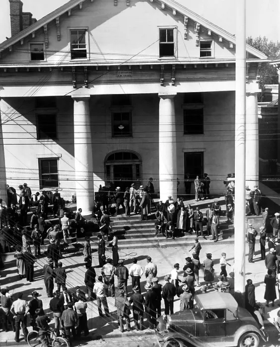 Framed Print : Crowds at Flemington, New Jersey courthouse as the Grand Jury sits for Bruno Hauptmann to determine if he should be tried for the kidnapping and death of Charles Lindbergh Jr Framed Print : Crowds at Flemington, New Jersey courthouse as the Grand Jury sits for Bruno Hauptmann to determine if he should be tried for the kidnapping and death of Charles Lindbergh Jr