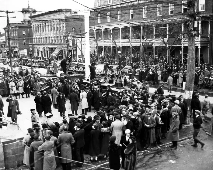 Framed Print : Crowds in front of Hunterdon County Courthouse while a Grand Jury debates the guilt of Richard Hauptmann in the kidnapping and death of Charles Lindbergh Jr Framed Print : Crowds in front of Hunterdon County Courthouse while a Grand Jury debates the guilt of Richard Hauptmann in the kidnapping and death of Charles Lindbergh Jr