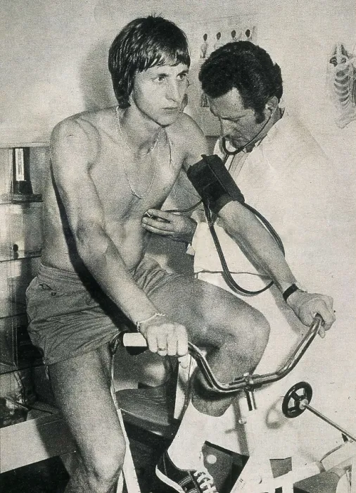 Framed Print : CRUYFF, Johan (1948). Johan Cruyff doing the medical tests to sign up with Barcelona FC (1973). AISA / Everett Collection**US SALES ONLY** Framed Print : CRUYFF, Johan (1948). Johan Cruyff doing the medical tests to sign up with Barcelona FC (1973). AISA / Everett Collection**US SALES ONLY**