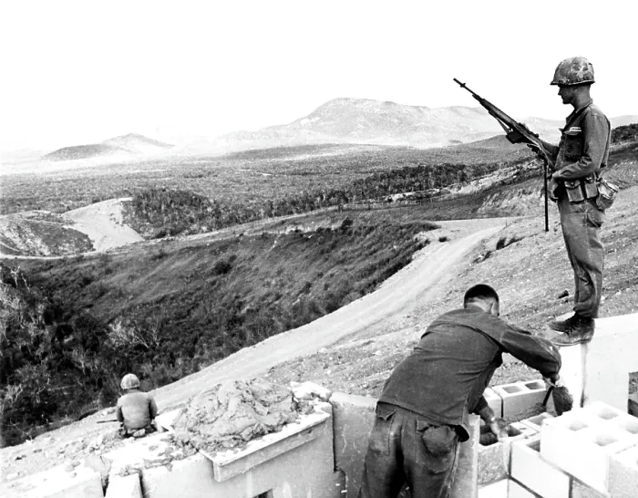 Framed Print : Cuban Missile Crisis, U.S. Marines fortifying Suicide Ridge at the Guantanamo Naval Base, Cuba, November 16, 1962. Courtesy: CSU Archives  /  Everett Collection